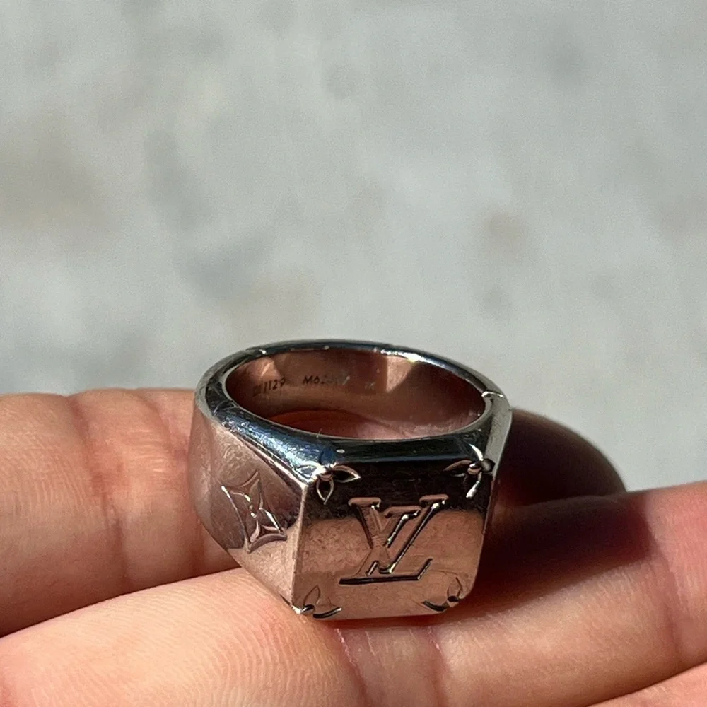 Louis Vuitton Monogram Signed Silver Tone Ring M62487 Ring Men’s M Sz 9 QUALITY - Picture 10 of 15